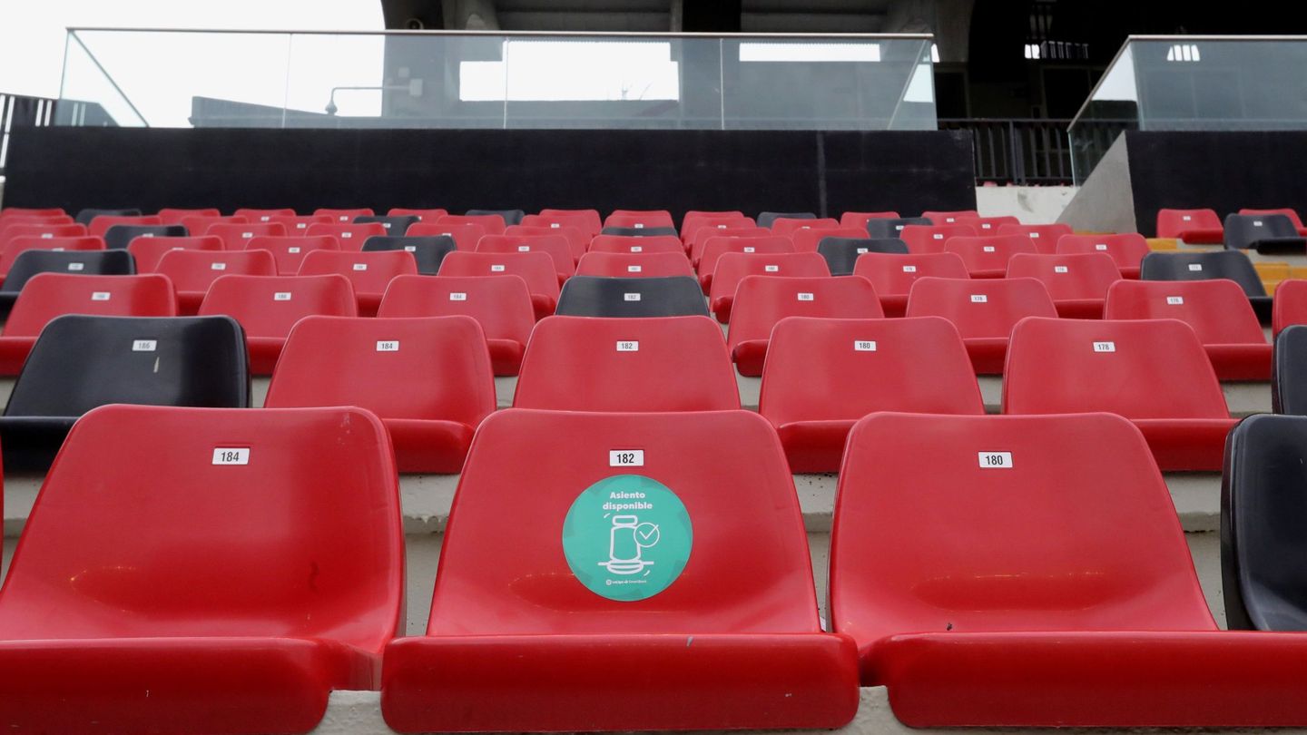 Las gradas del estadio de Vallecas vacías, en el primer encuentro tras el regreso de LaLiga (EFE)