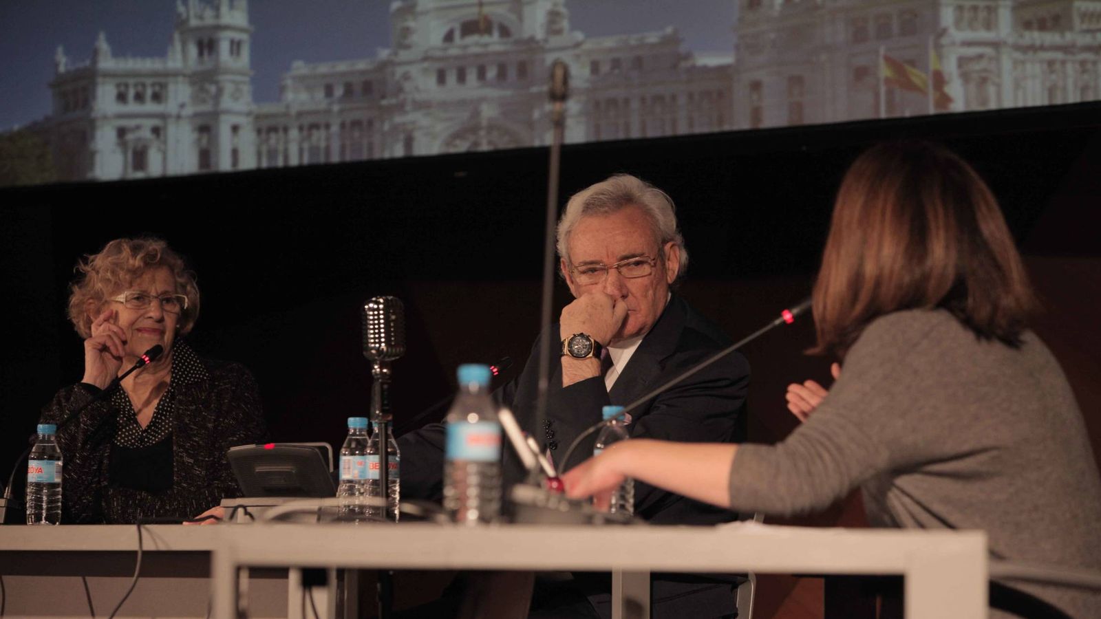 Foto: La alcaldesa Manuela Carmena y el periodista Luis del Olmo, padrino de M21, en el Día Mundial de la Radio celebrado en Cibeles. (Ayuntamiento de Madrid)