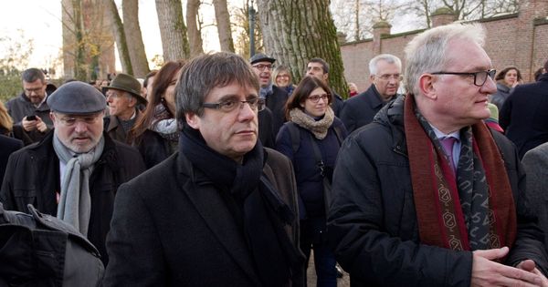 Foto: El expresidente del Gobierno regional de Cataluña Carles Puigdemont (d), y candidatos de la lista Junts per Catalunya recorren el centro histórico de Brujas. (EFE)