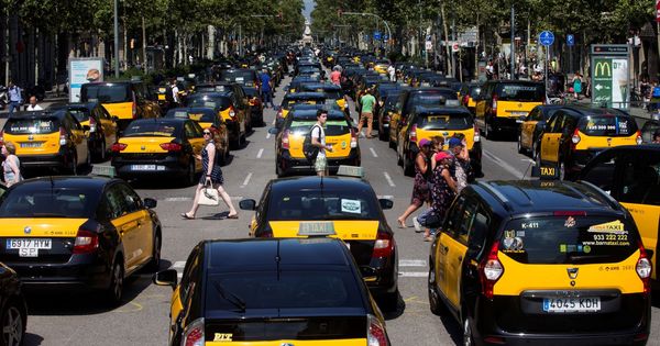 Foto: Protesta del taxi en Barcelona el pasado verano contra Uber y Cabify. (EFE)