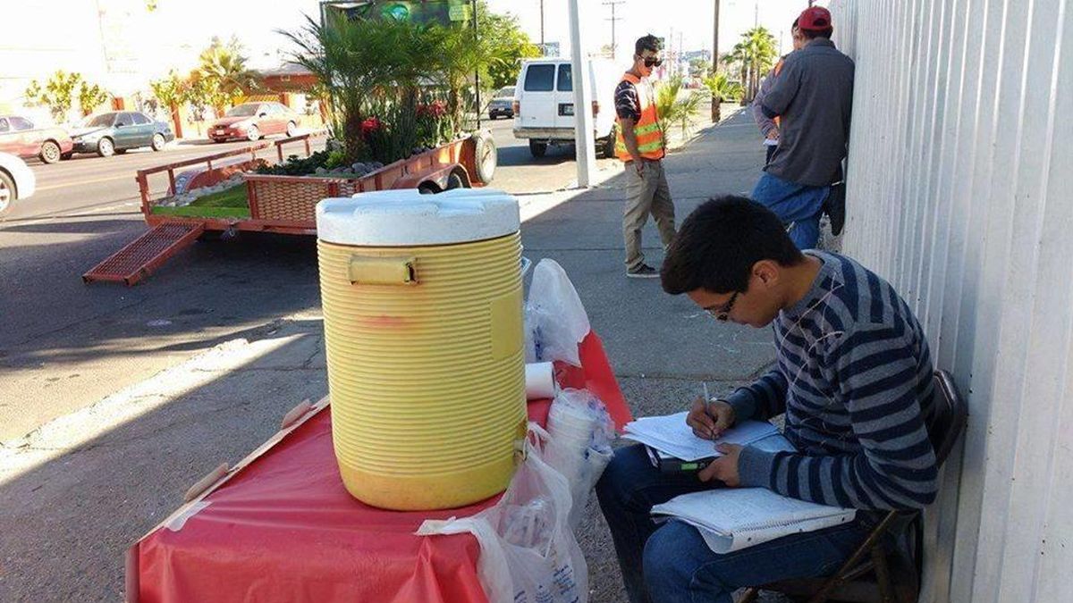 Estudia mientras vende en la calle: la foto del joven mexicano que conmociona a la Red