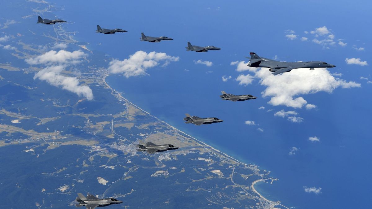  Bombarderos de EEUU vuelan cerca de la costa de Corea del Norte 