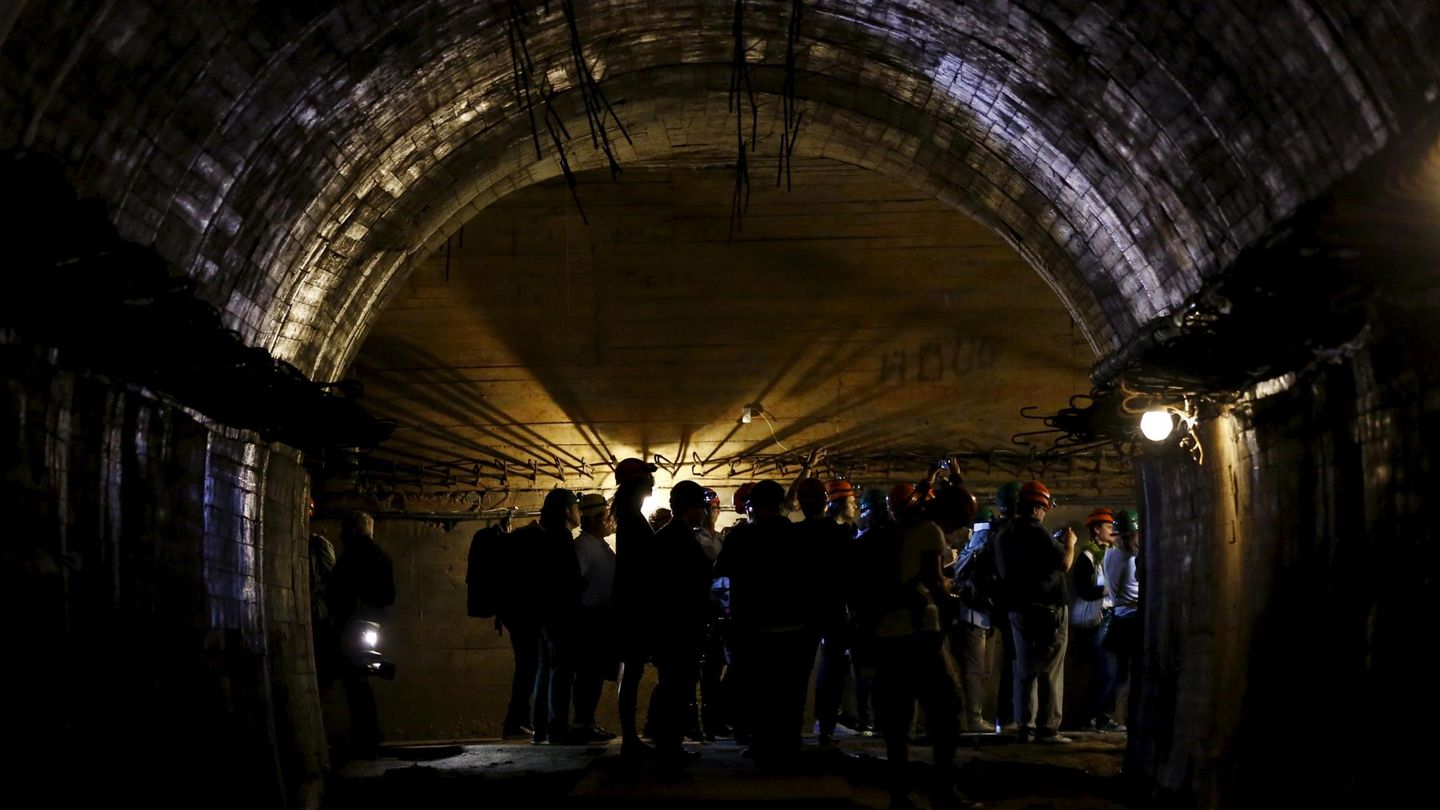 Un grupo de periodistas visita uno de los túneles del proyecto 'Riese', construidos por la Alemania nazi en la región de Walbrzych. (Reuters)