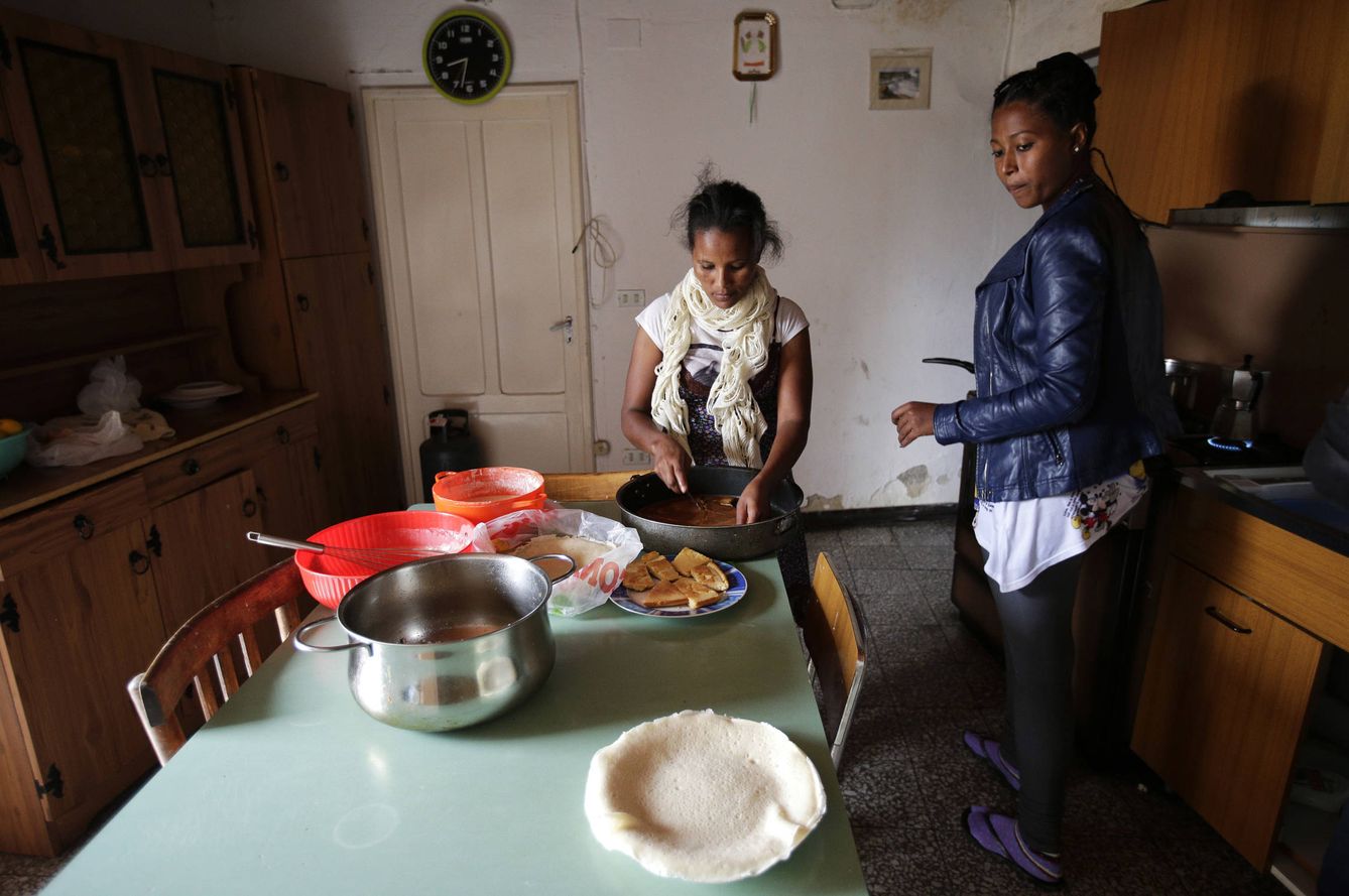 Inmigrantes eritreas preparan la comida en su casa de Riace, Calabria, Italia. (Reuters)
