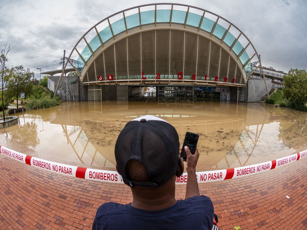 Foto: Estación de la Garena anegada de agua tras las fuertes lluvias en Madrid. (EFE/Fernando Villar)