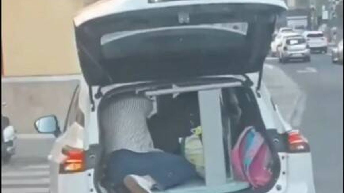 Una persona pone su vida en peligro al circular dentro de un maletero abierto en Huelva