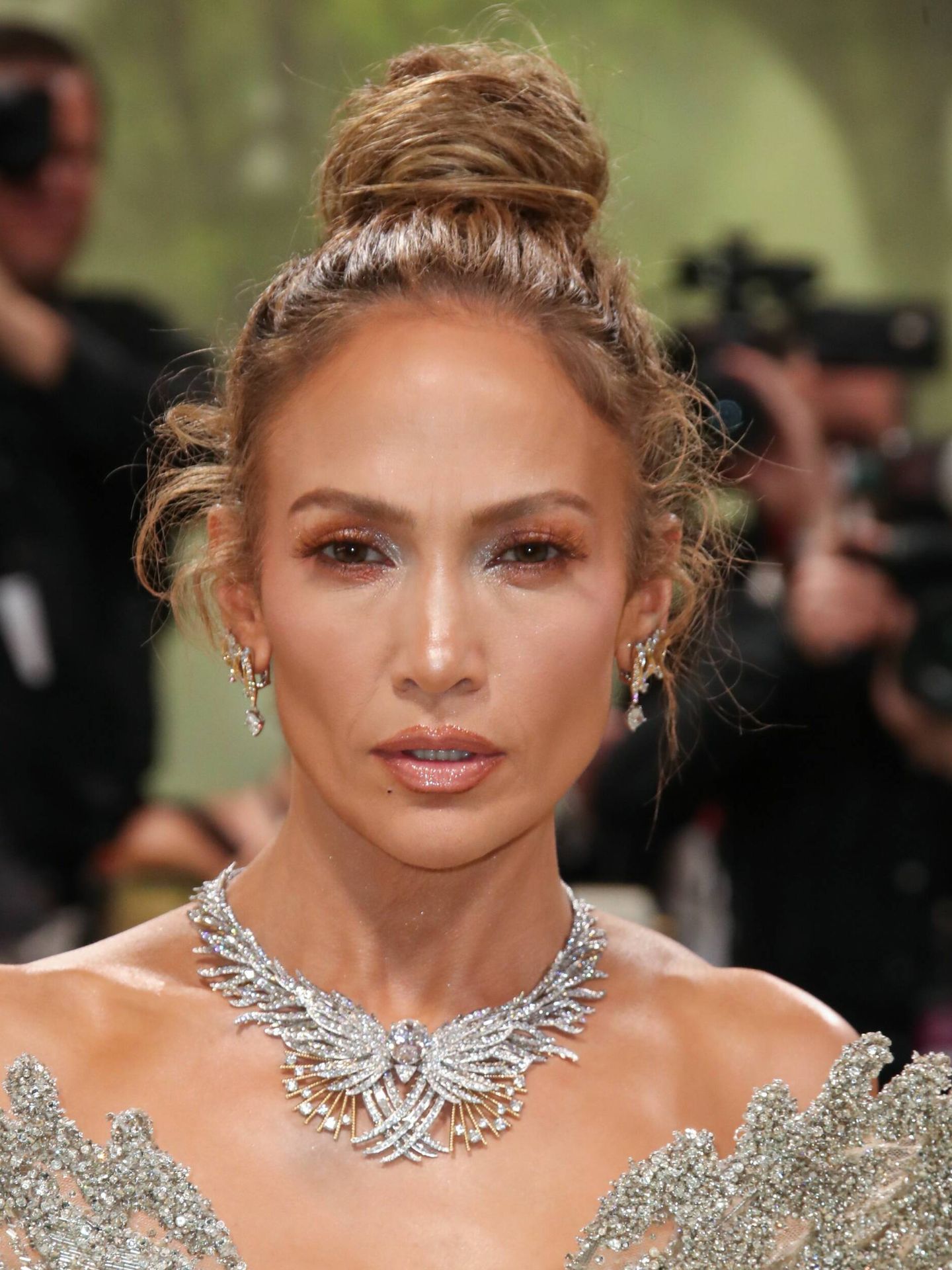 Jennifer Lopez con mauqillaje metalizado y maquillaje top knot en la Gala MET. (gTRES/Matt Baron/Shutterstock)