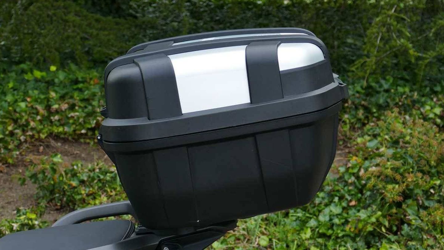 El baúl trasero tiene una gran capacidad de carga y se fija en el soporte con facilidad.