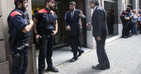 Foto: El alcalde de La Seu d'Urgell (Lleida) y diputado del Parlament, Albert Batalla, acompañado del abogado Jordi Pina. (EFE)