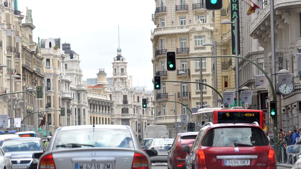 Almeida utilizará los semáforos foto-rojo para detectar los coches más contaminantes
