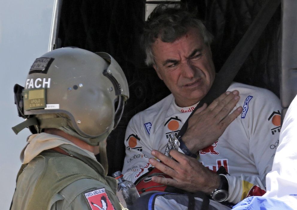 Foto: Carlos Sainz, al ser trasladado en un helicóptero (Reuters).