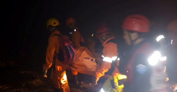 Foto: Equipos de rescate cargan el cuerpo de una víctima. (Reuters)