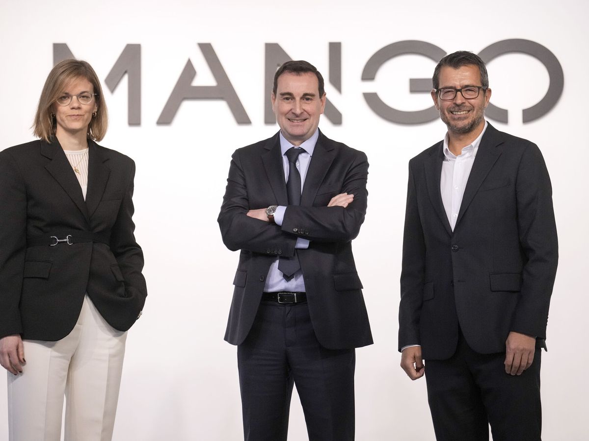 Foto: Margarida Salvans, Toni Ruiz y Cesar de Vicente, la cúpula directiva de Mango. (EFE/Enric Fontcuberta)