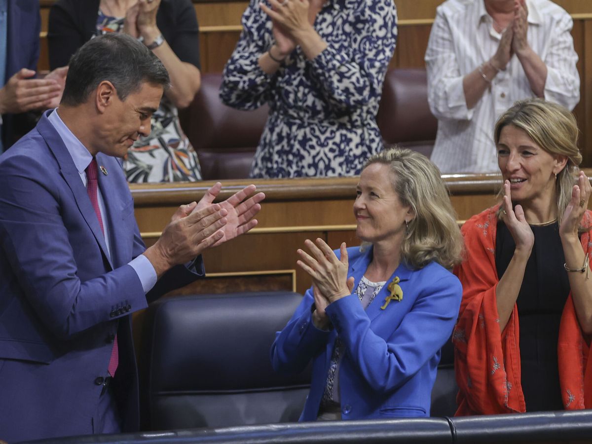 Foto: El presidente del Gobierno, Pedro Sánchez, la vicepresidenta primera, Nadia Calviño, y la vicepresidenta segunda, Yolanda Díaz. (EFE/Kiko Huesca)