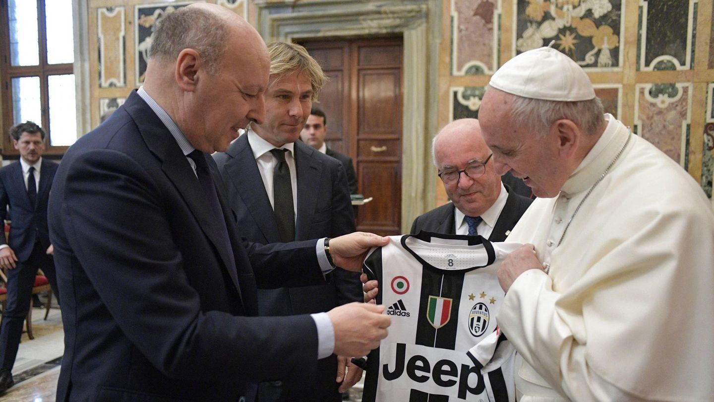 El Papa Francisco recibe una camiseta de la Juventus. (EFE)