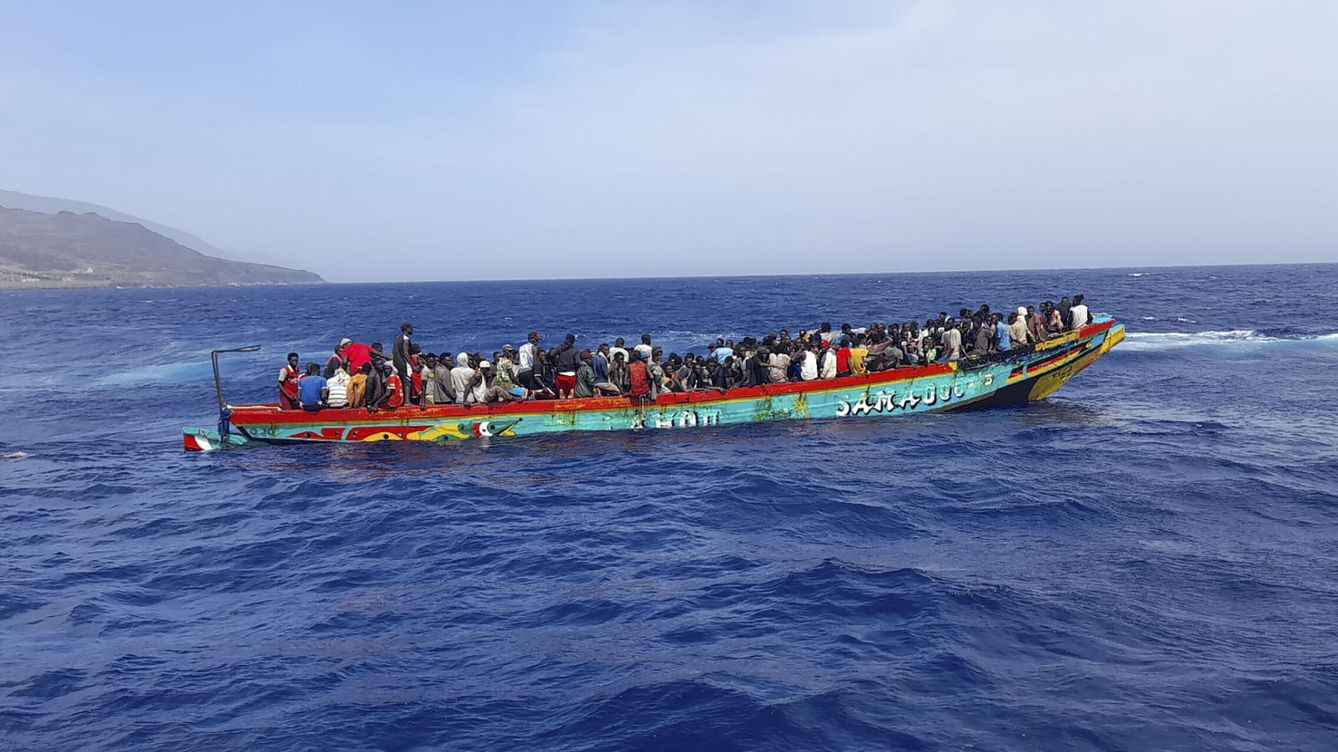 Foto: El puerto de La Restinga, en El Hierro, recibió el cayuco con más inmigrantes a bordo del que se tiene constancia. (EFE/Salvamento Marítimo)