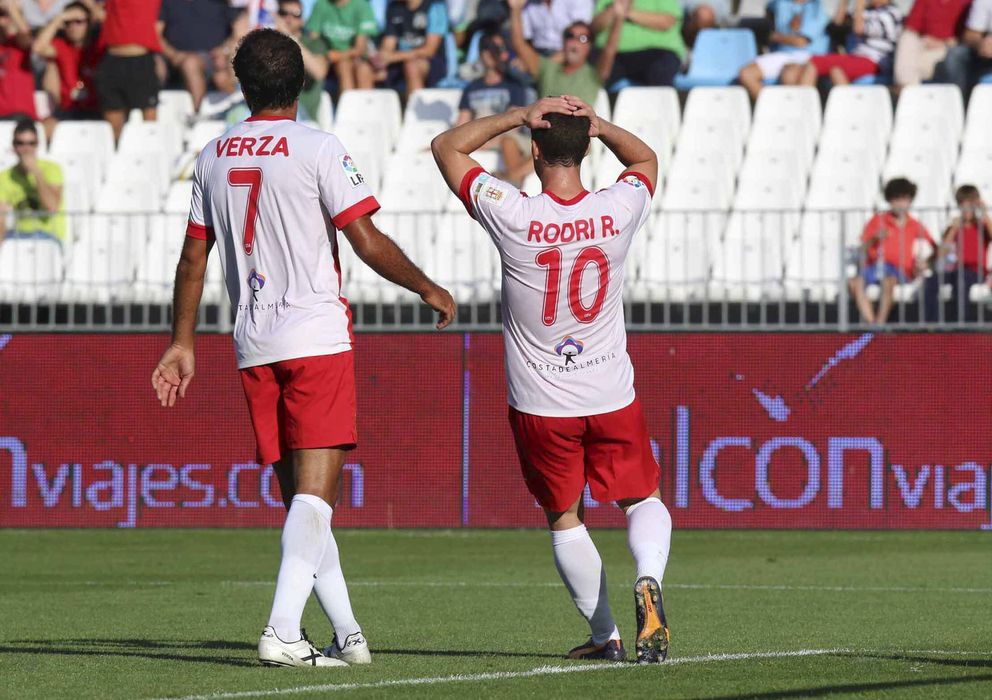 Foto: Rodri y Verza se lamentan en una jugada del partido (Efe).