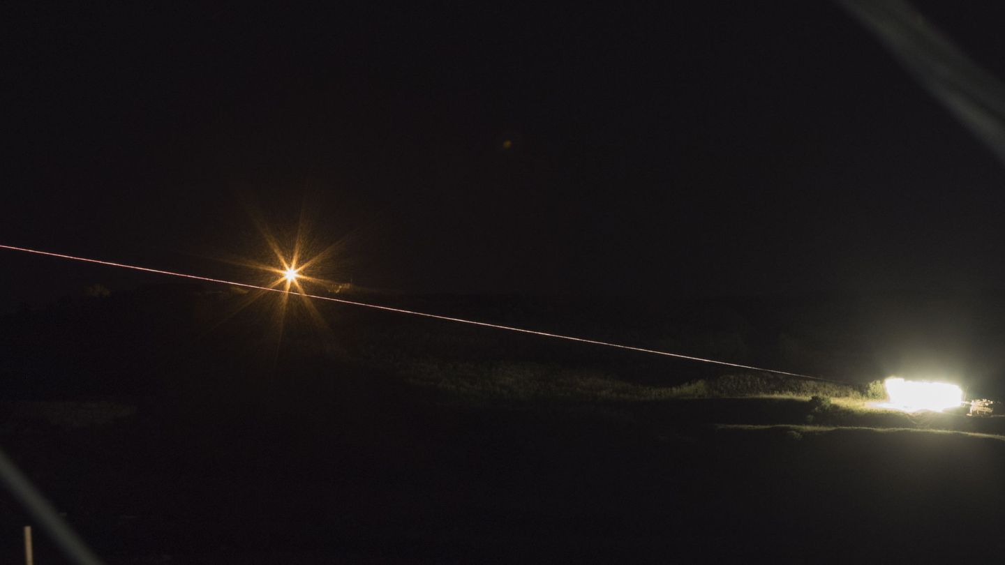 Fotografía de larga exposición de misiles desplegados por la artillería israelí hacia objetivos militares sirios en los Altos del Golán | EFE