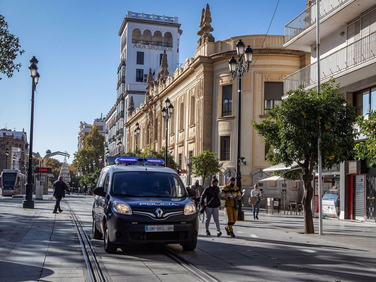 Foto: Un coche de Policía Nacional en Sevilla. (EFE)