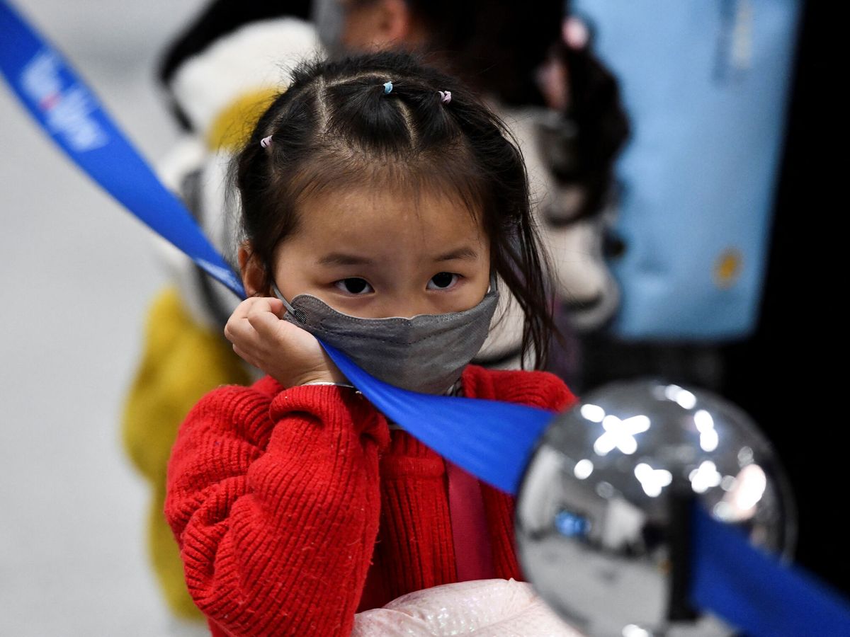 Foto: Una niña espera en el aeropuerto de Milán, donde se han impuesto pruebas PCR obligatorias para los viajeros desde China. (Reuters/Jennifer Lorenzini)