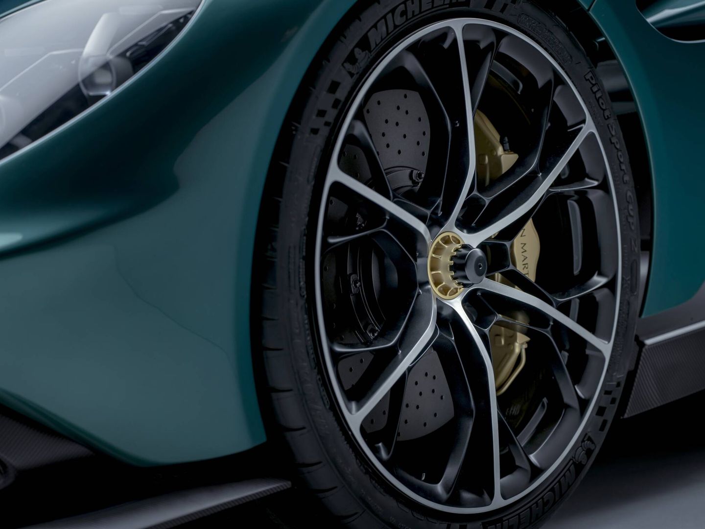 Los frenos son cerámicos y los neumáticos han sido desarrollados específicamente por Michelin para el Valhalla.