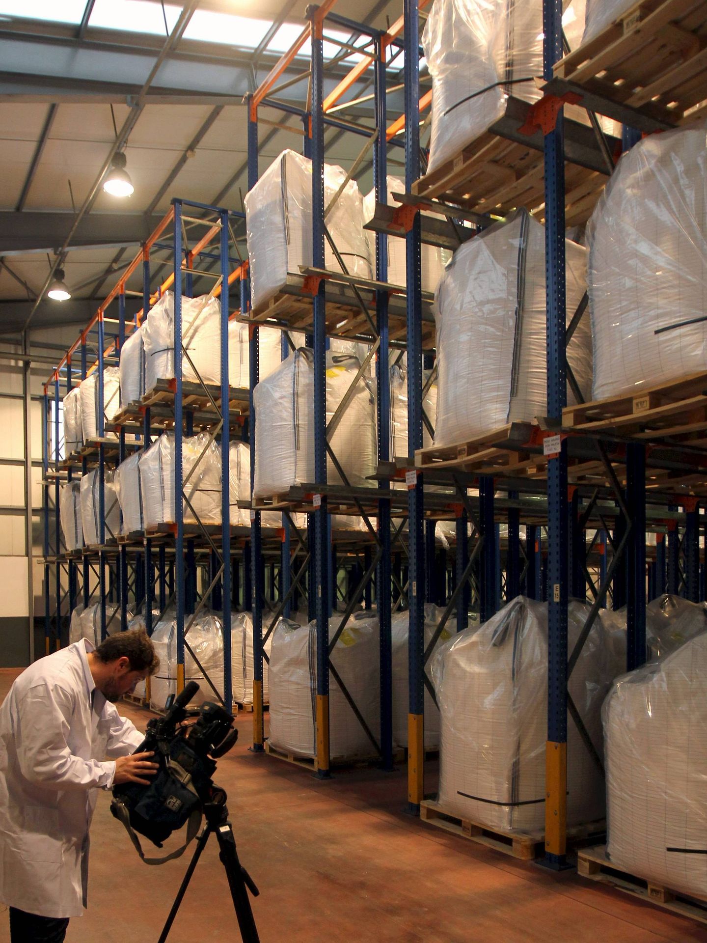 Un cámara toma imágenes del interior de la factoría de la multinacional farmacéutica Bayer en Langreo (Asturias). (EFE)