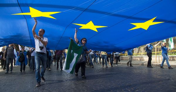 Foto: Miles de personas partidarios de la Unión Europea (UE) se manifiestan junto al Coliseo, en Roma. (EFE)
