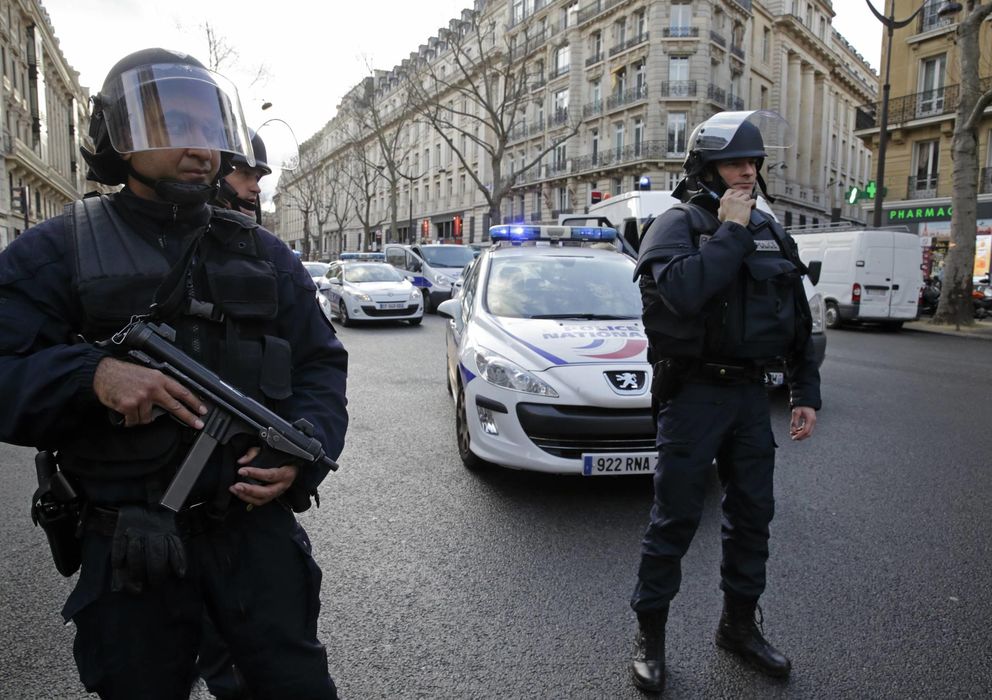 Foto: Policías franceses en alerta, ayer en París (Reuters)