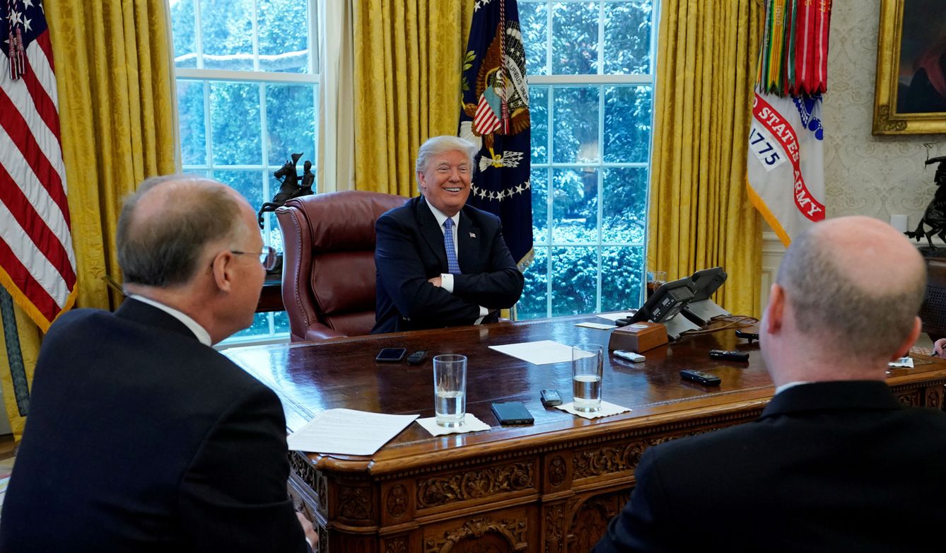 El presidente Donald Trump sonríe durante una entrevista con reporteros de Reuters en la Casa Blanca, el 17 de enero de 2018. (Reuters)
