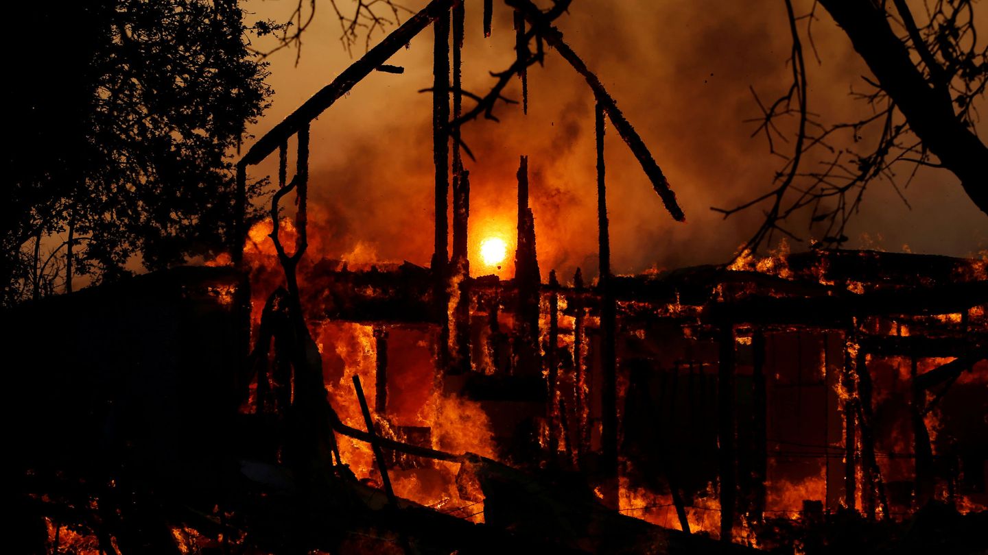 Una casa arde, presa de los incendios que continúan activos en California. (Reuters)