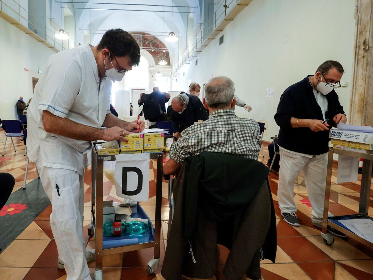 Foto: Personal sanitario administra la vacuna contra el covid en el hospital San Giovanni Addolorata, en Roma. (Giuseppe Lami/EFE)