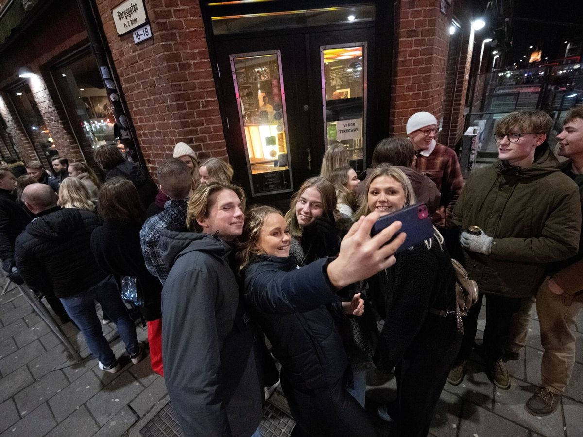 Foto: Colas para entrar en los pubs tras el fin de las restricciones. (EFE/Johan Nilsson)