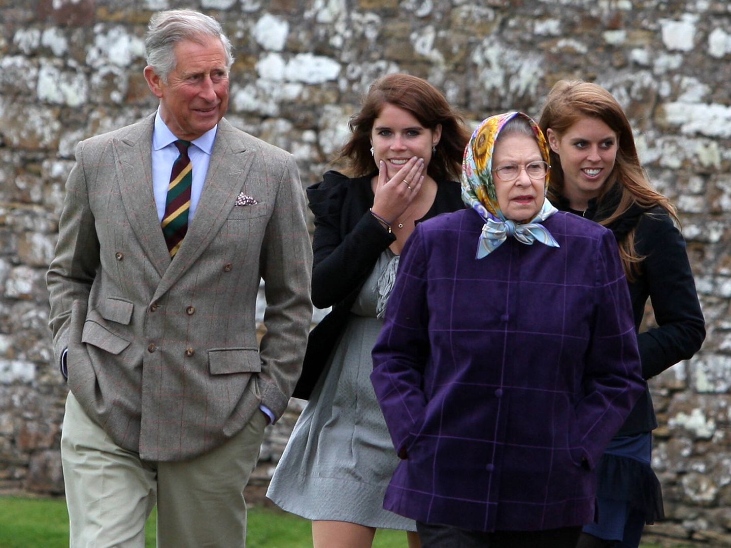  Isabel II vistiendo el mismo abrigo en 2010. (Getty)