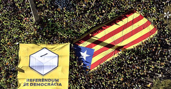 Foto: Fotografía aérea facilitada por la ANC de los miles de personas que abarrotaron el paseo de Gracia de Barcelona durante la tradicional manifestación convocada con motivo de la Diada. (EFE) 