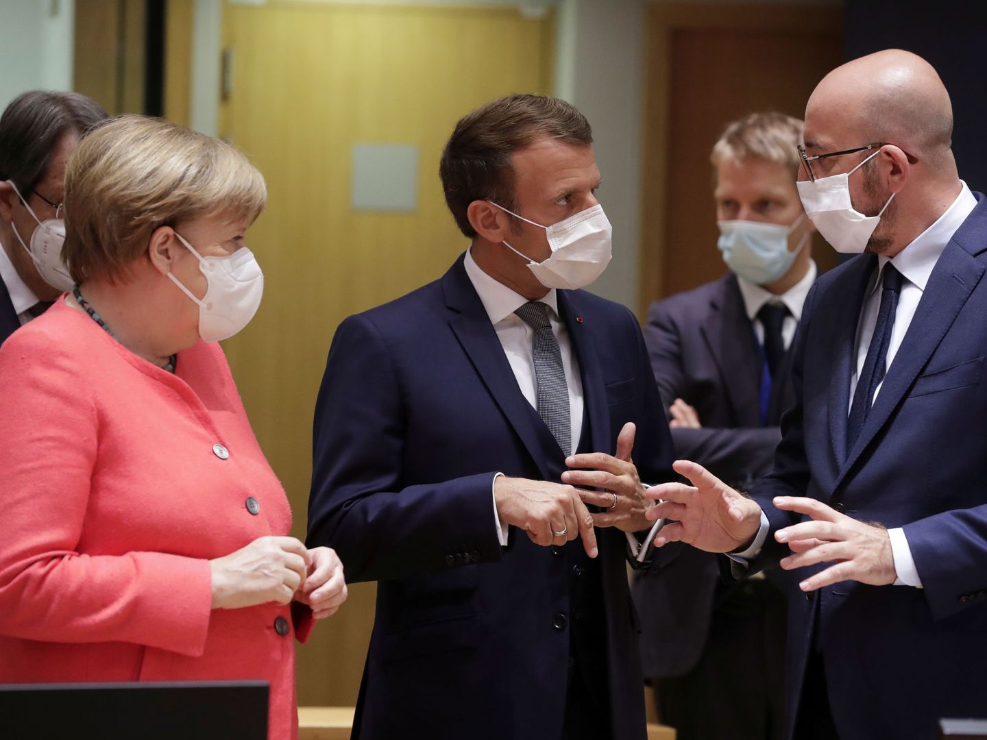 Merkel, Macron y Michel charlan antes del inicio de la cumbre europea. (Reuters)