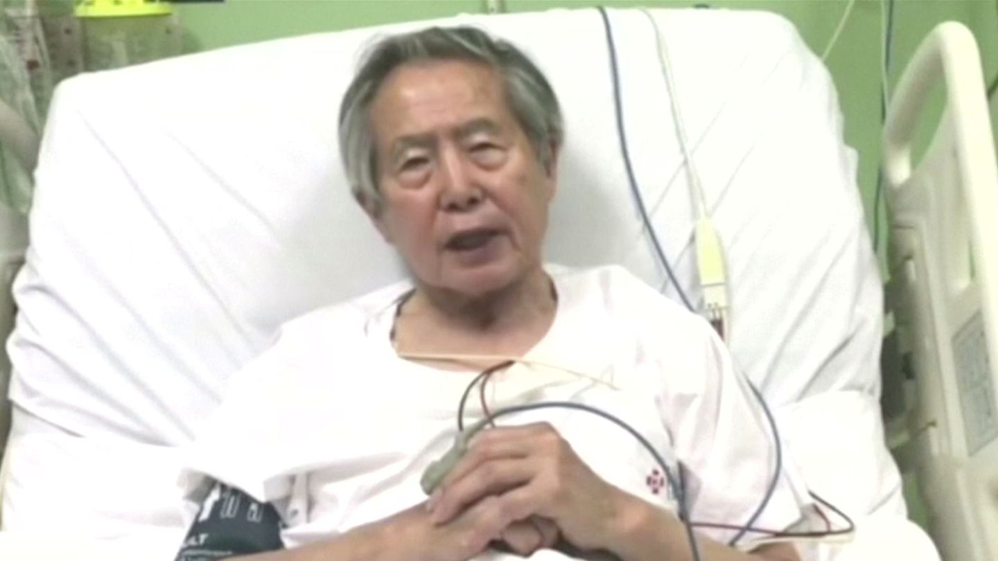 Captura de pantalla del vídeo de Facebook donde Alberto Fujimori agradece desde el hospital el indulto, el 26 de diciembre de 2017. (Reuters) 