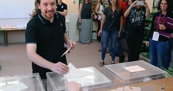 Foto: El líder de Unidas Podemos, Pablo Iglesias, durante su votación en esta jornada electoral de municipales, autonómicas y europeas. (EFE)