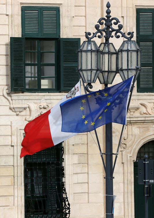Una bandera maltesa y otra de la UE ondean en un edificio institucional de La Valeta. (Reuters)