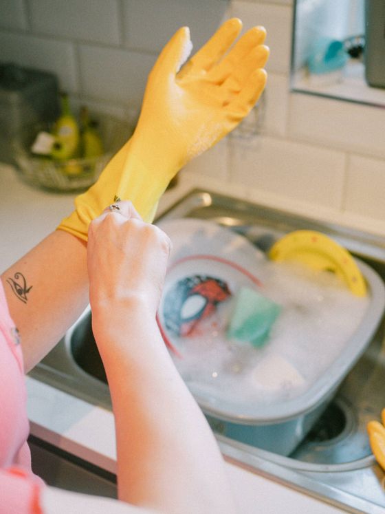 Ahorra cuando laves tus platos a mano. (Pexels / Lisa Fotios)