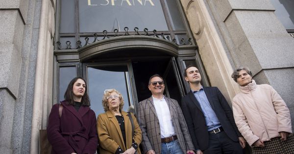 Foto: Trinitiario Casanova junto a la alcaldesa de Madrid, Manuela Carmena, en la puerta del Edificio España