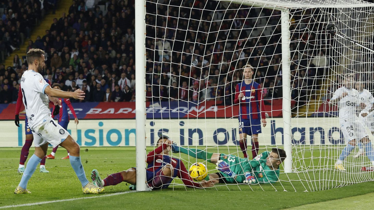 Cristhian Stuani marca el 2-4 definitivo en el Barça-Girona (REUTERS/Albert Gea).