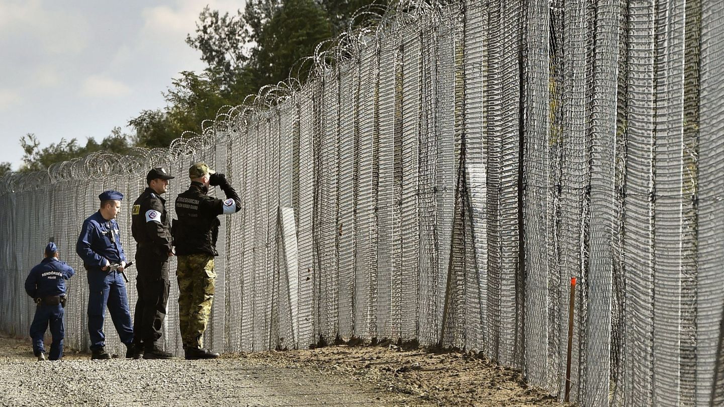 Valla fronteriza provisional entre Hungría y Serbia (EFE)