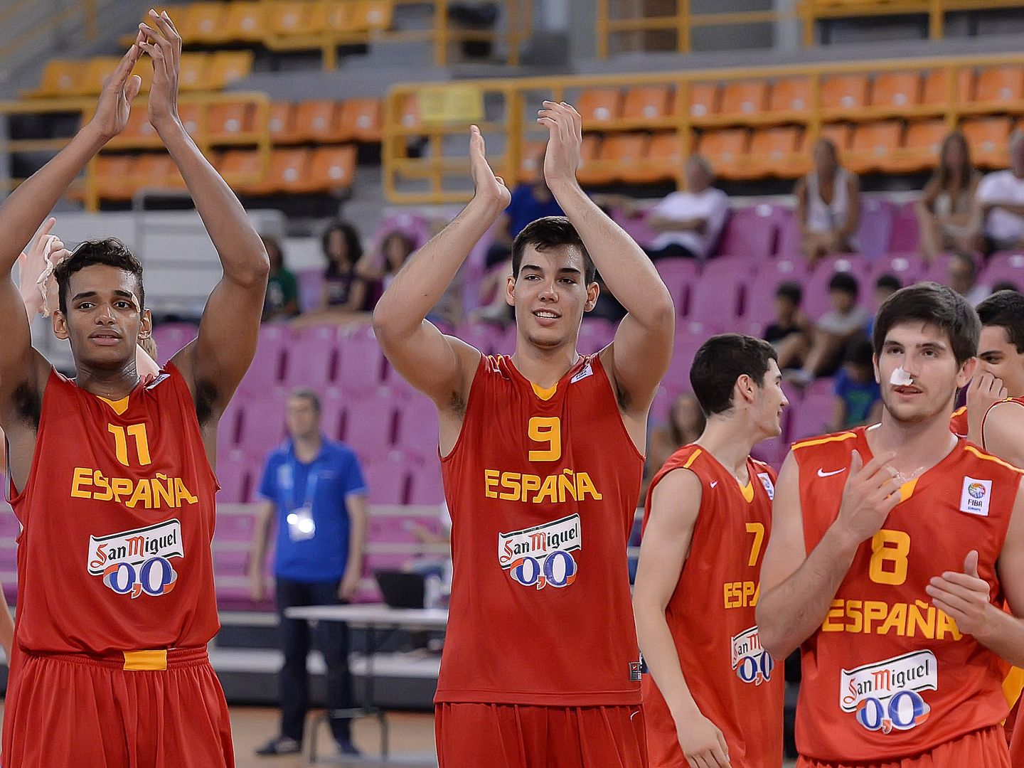 Sebastián Sáiz (izquierda) y Willy Hernángómez (centro) (Foto: FIBA)