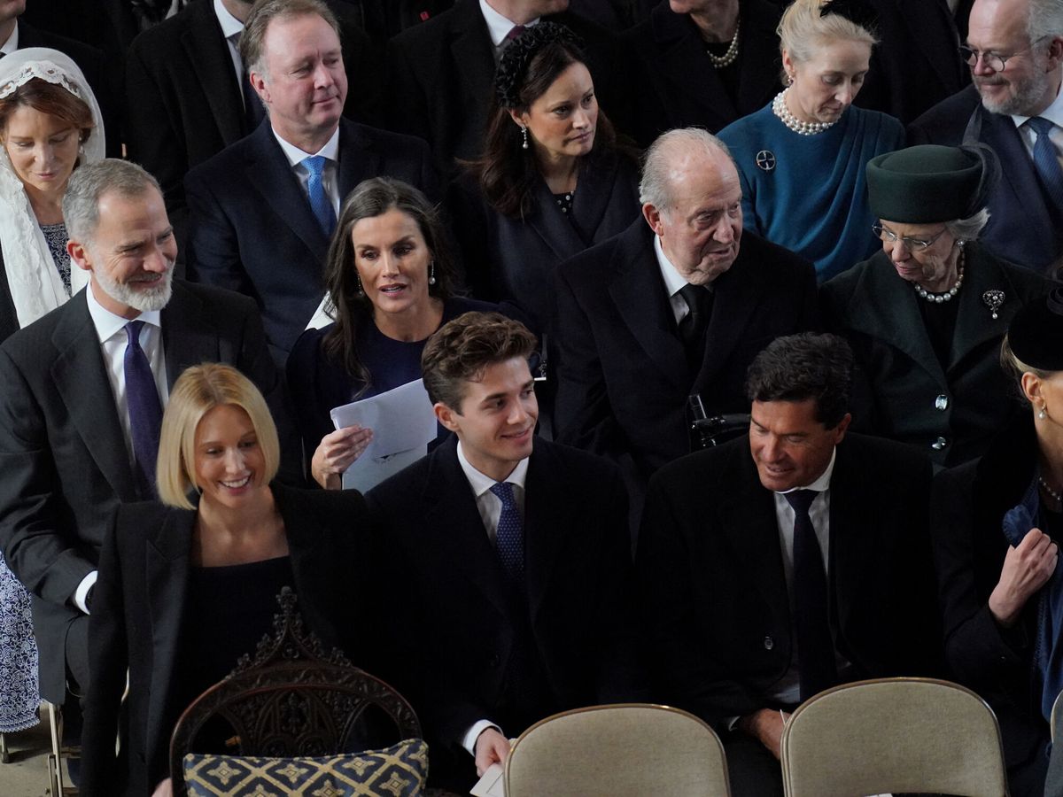 Foto: El rey Felipe y doña Letizia, sentados junto a don Juan Carlos en la capilla de San Jorge. (Reuters)