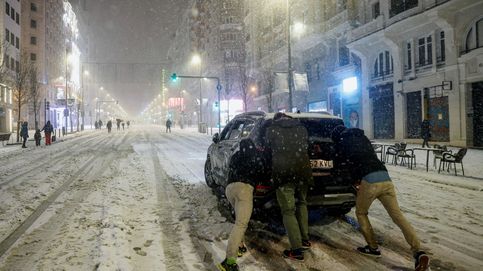 La nieve bloquea Madrid: Barajas cierra y cortan carreteras y varios trayectos de AVE