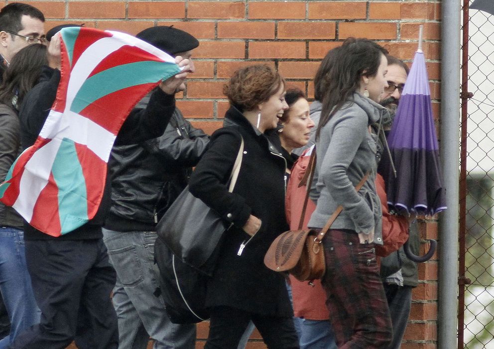 Foto: La etarra Inés del Río sale de la cárcel tras la decisión de Estrasburgo (EFE)
