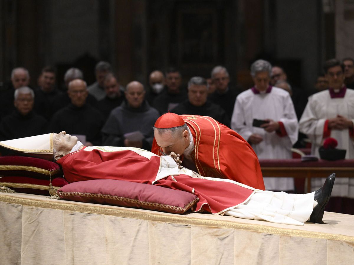 Foto: El cuerpo de Benedicto XVI tras su llegada a la Basílica de San Pedro. (EFE)