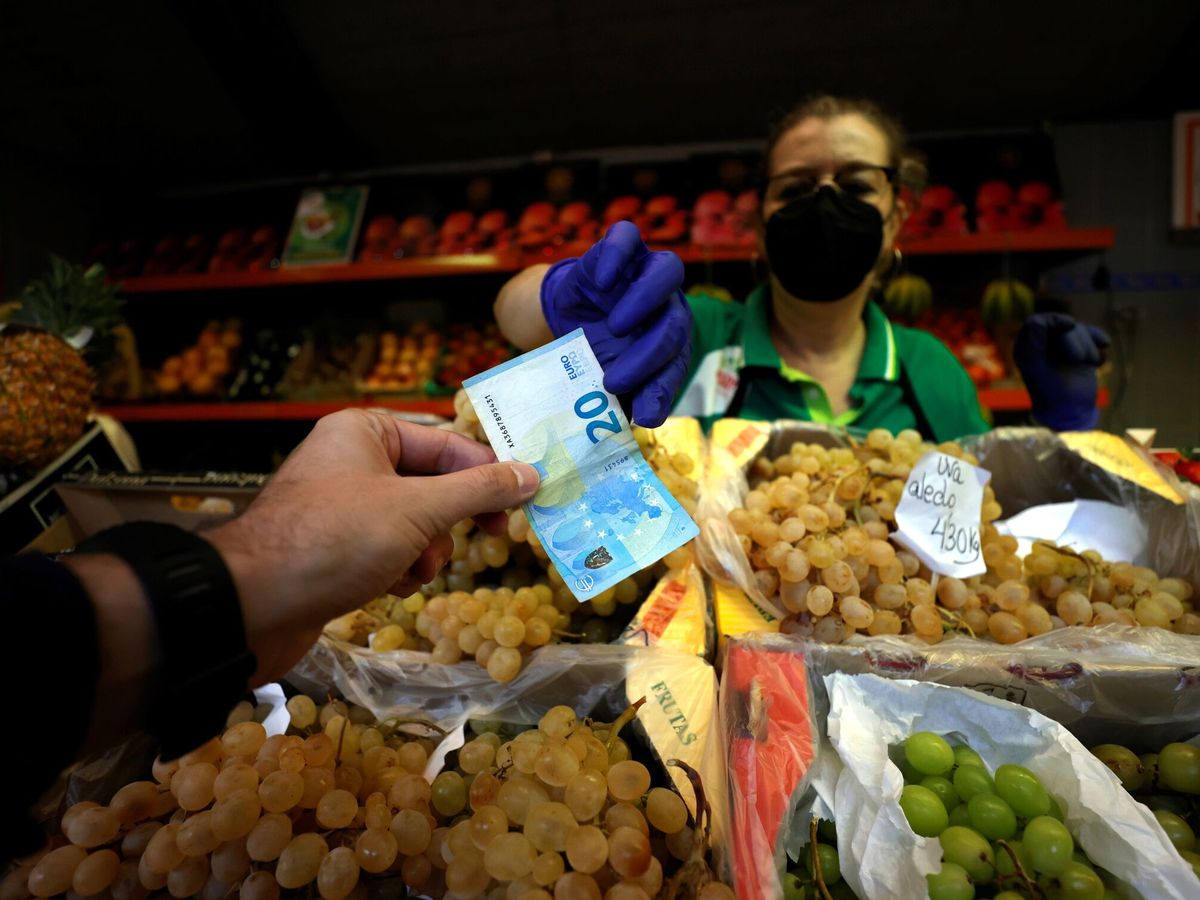 Foto: Un hombre paga en un supermercado. EFE/Cabalar