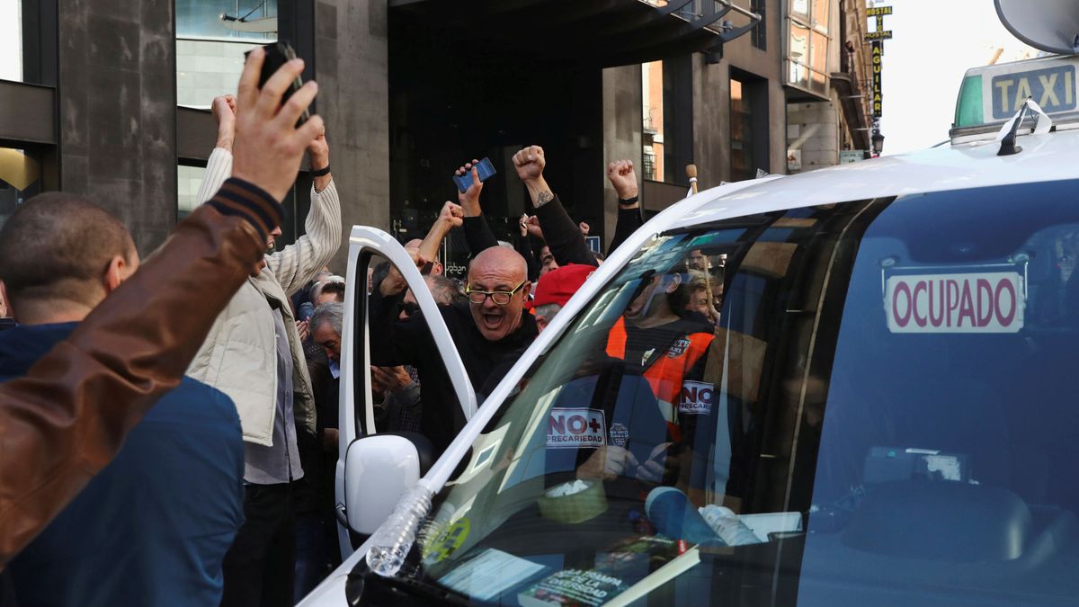 Los taxistas madrileños votan a favor de ir a la huelga indefinida y sabotear Fitur