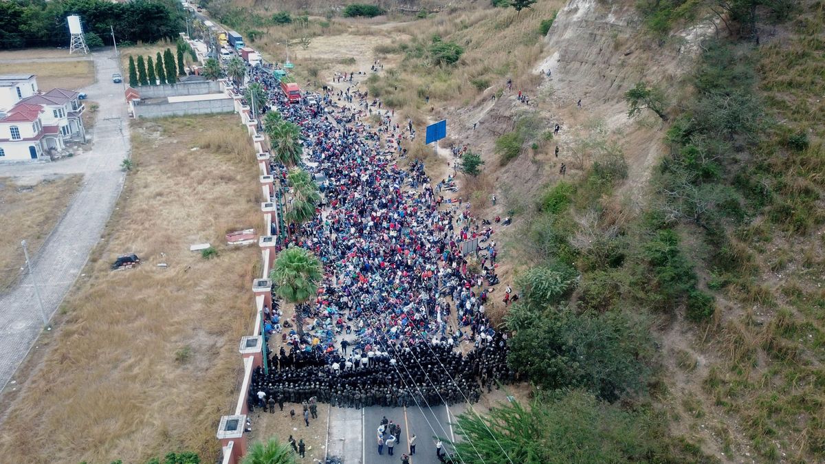 La caravana de migrantes hondureños permanece varada en el este de Guatemala